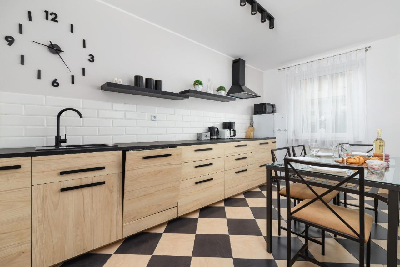 Pleasant With Terrace Cracow By Renters Apartment